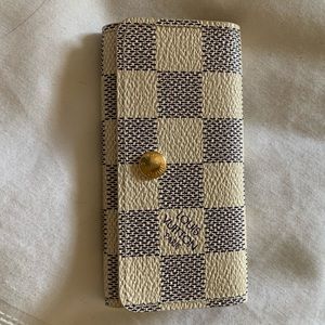 Louis Vuitton Key holder. Offers Welcome!